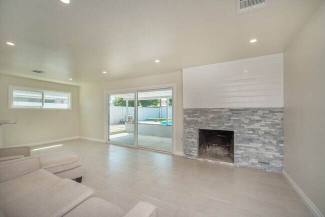 Building Photo - Completely Remodeld W/ Swimming Pool!