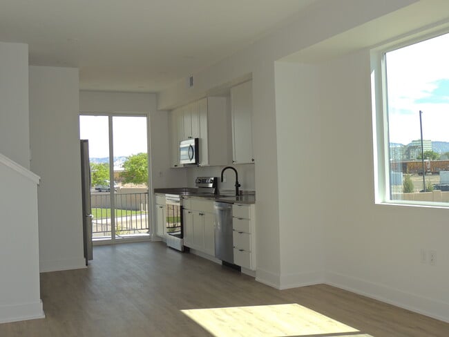 Building Photo - 600 Lawrence Ave