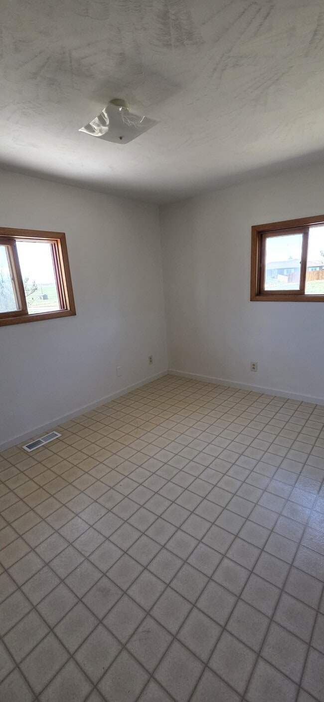 Building Photo - 221 Cactus Dr