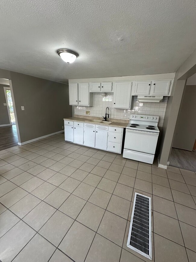 Building Photo - 3bedrooms 1 full bathroom.