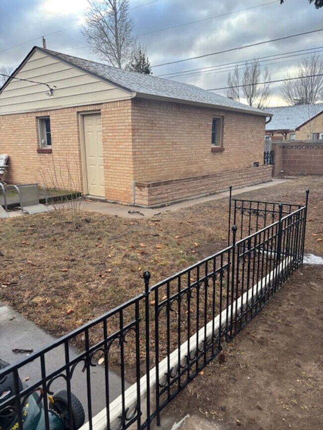 Building Photo - 419 W 5th Ave