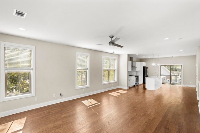 Building Photo - 942 Riverside Dr