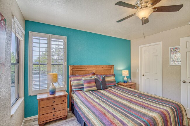 Building Photo - 6655 N Canyon Crest Dr