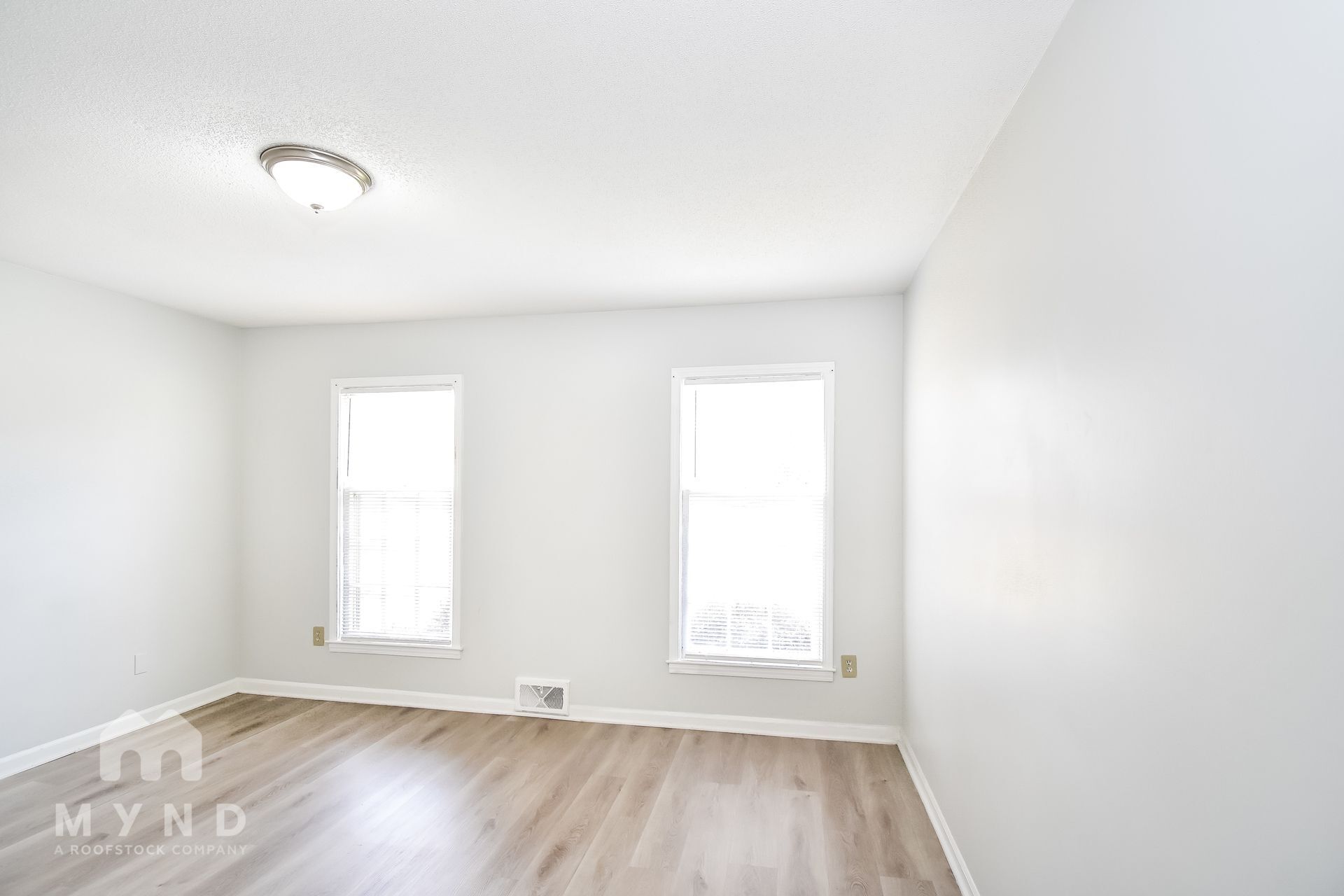 Building Photo - 3369 Foxwood Dr