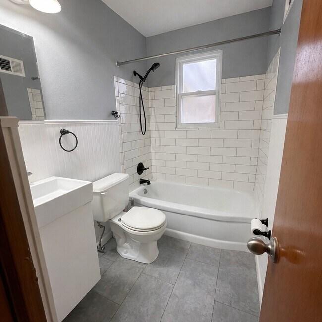 Building Photo - 2512 Tamm Ave