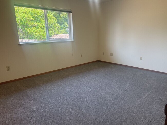 Building Photo - 2149 Woodcrest Ct