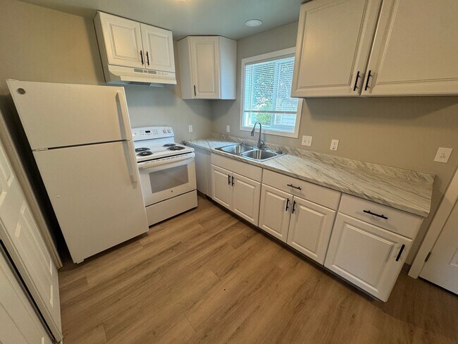 Building Photo - (248) 2 Bedroom Town Home w/ Private Yard ...