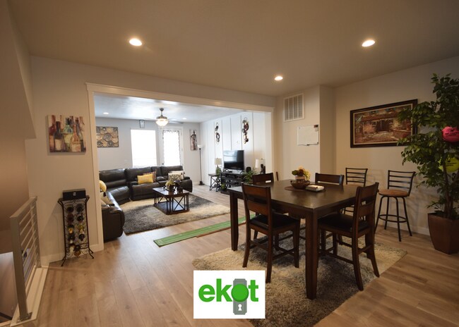 Building Photo - Spacious Townhome Near Shopping! 3 BD 2.5 BTH