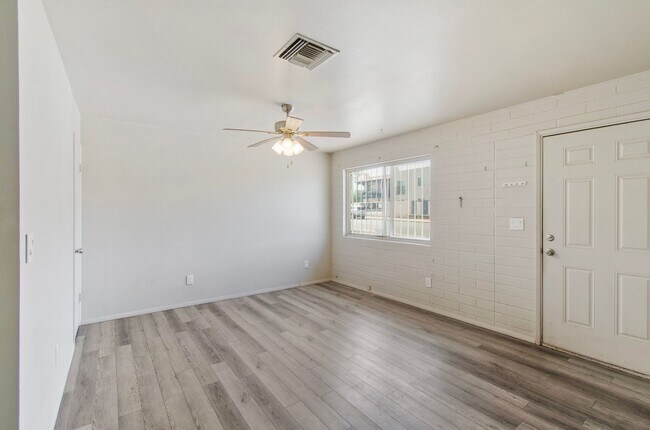 Building Photo - Recent Remodel on Lee Street!