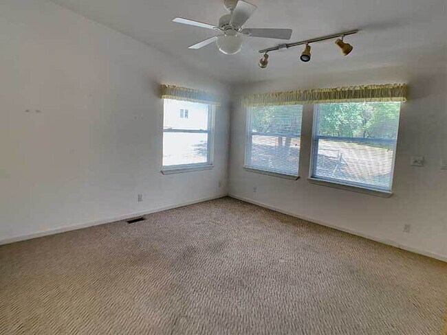 Building Photo - 2100sf 2 bed / 2 bath home with spacious living spaces for rent!