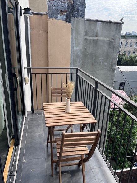 Building Photo - 1390 Putnam Ave