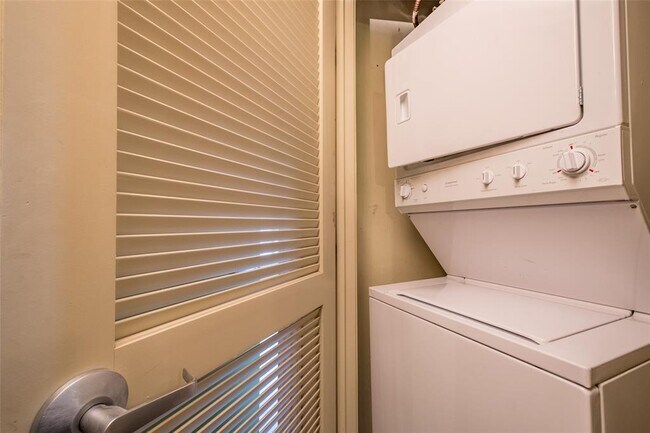 Building Photo - 711 W 26th St