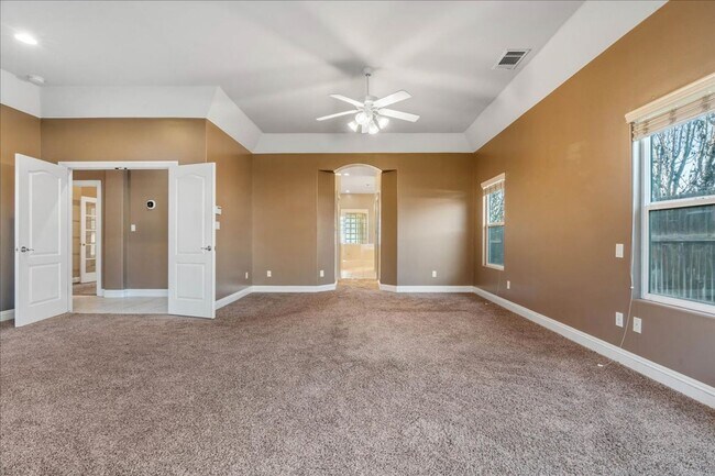Building Photo - West Bakersfield Custom Home for Rent Available Now!