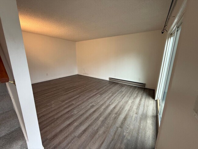 Building Photo - North Tacoma Townhome