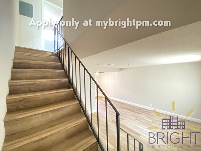Building Photo - Recently Renovated 2 Bedroom 1 Bath, Two-Level Apartment-Great Midtown location!