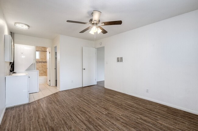 Building Photo - Lakeside Upstairs First Month FREE 1 Bd / 1 ba w/ In Unit  Laundry, Parking, + Water/Trash Included