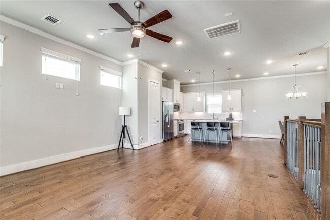 Building Photo - 412 W 28th St