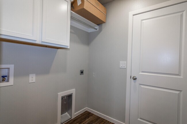 Building Photo - 2002 Kenwood Ave