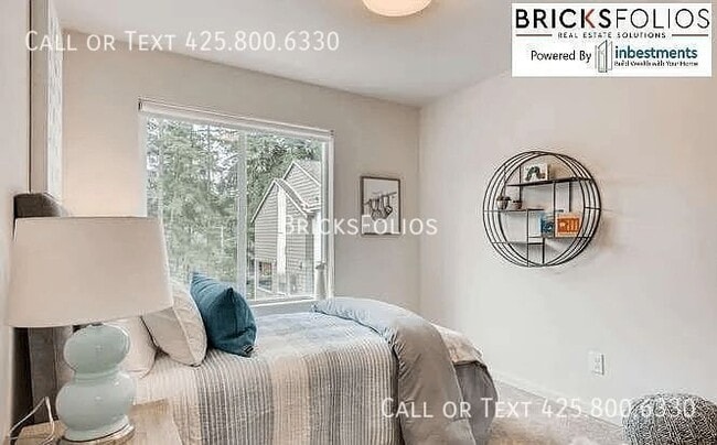 Building Photo - Don’t Miss This! Stunning Corner-Unit Lynnwood Townhome with Guest Suite