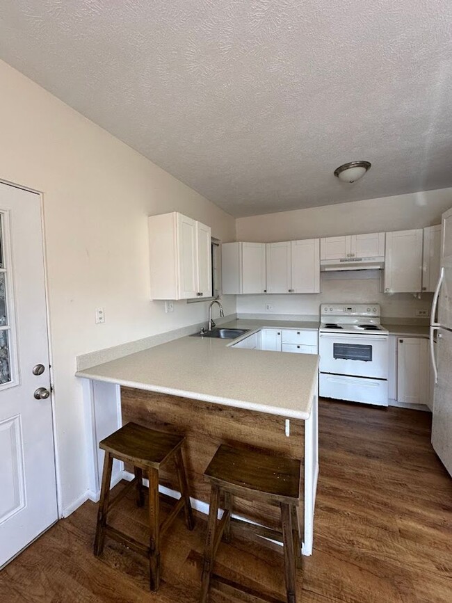 Building Photo - Nuuanu Pali Ground floor duplex 3 bed, 1 b...