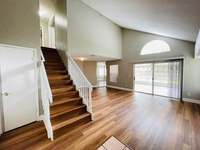 Building Photo - AMAZING HOME 3/2.5 on quiet cul-de-sac in East Orlando