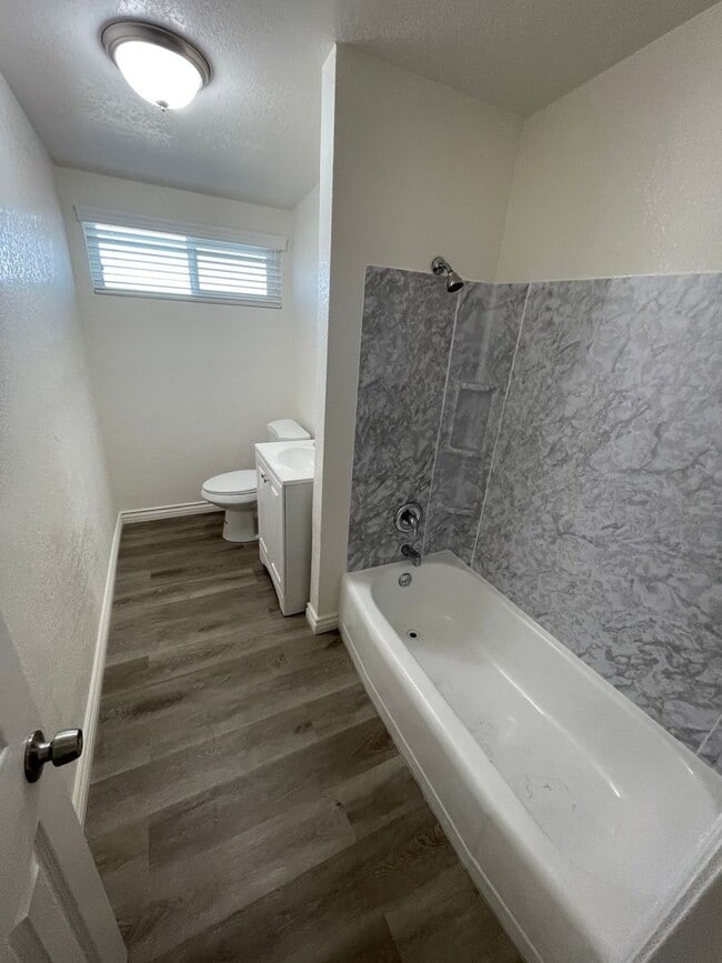 Building Photo - 3 BEDROOM HESPERIA HOME