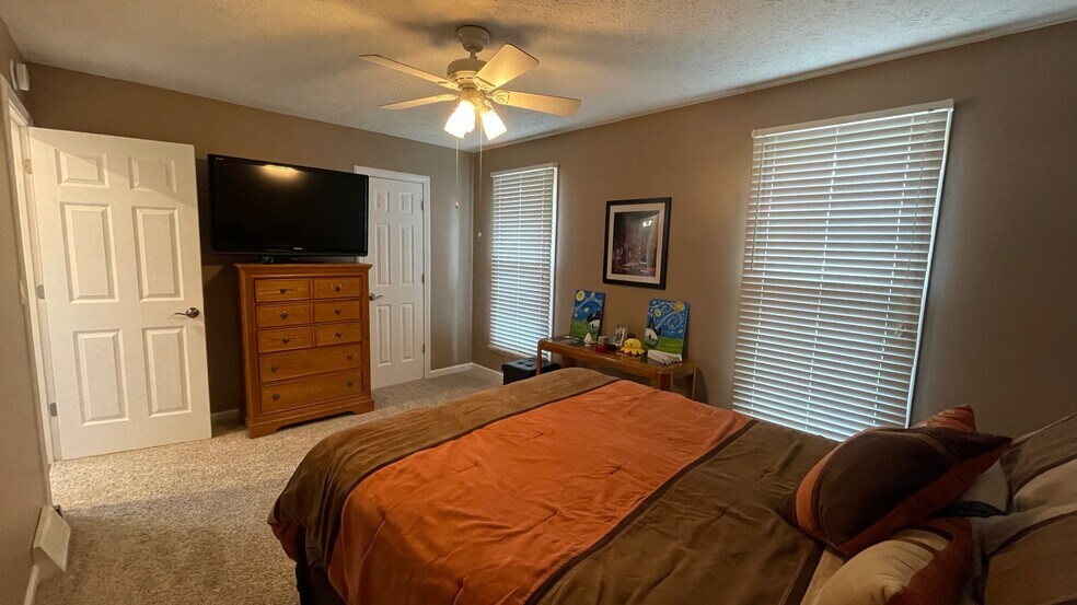 First floor bedroom - 2511 Dover Ln