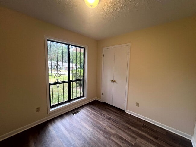 Building Photo - 417 Nottingham Dr