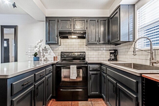 Building Photo - Fully Remodeled 3BR/1BA in the Heart of Bend