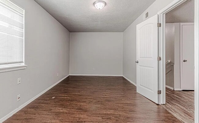 Building Photo - 1402 Bill Carrol Dr