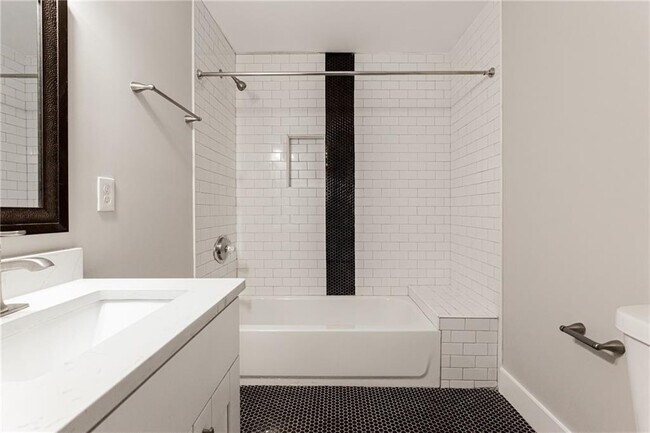 Building Photo - 870 Gaston St SW