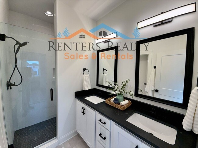 Building Photo - Stunning 2 Bedroom with Courtyard