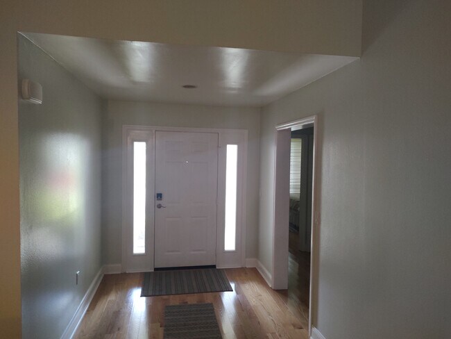 Building Photo - 997 Spinnaker Ct