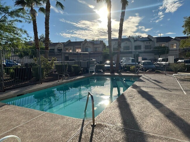 Building Photo - 3 Bedroom Townhouse!! in Gated Community!!...