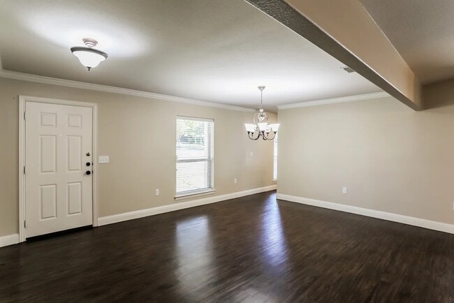 Building Photo - 2102 Colonial Dr