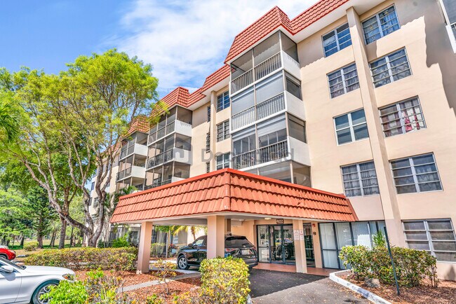 Building Photo - 4172 Inverrary Dr