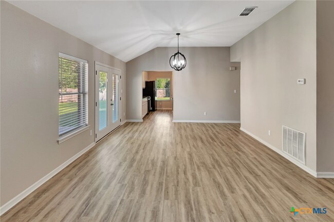 Building Photo - 515 Versailles St