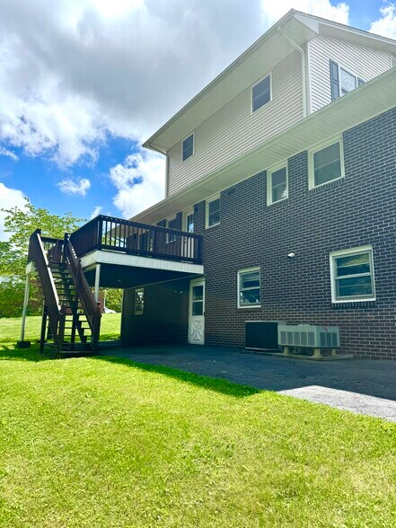 Building Photo - 952 Middle Ave