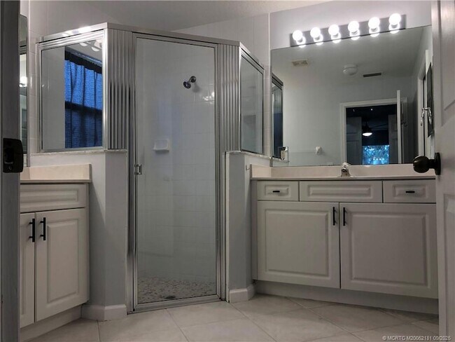 Building Photo - 4567 SE Murray Cove Cir