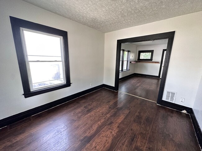 Building Photo - 4 bedroom, House