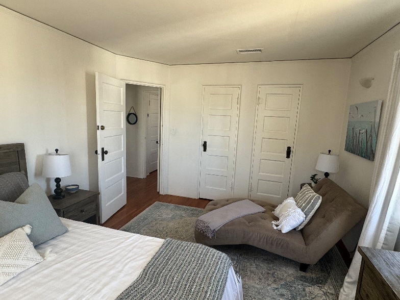 Building Photo - 814 Encino Ln