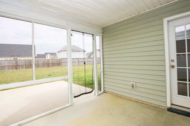 Building Photo - Charming 3 Bed, 2 Bath Rental Home in Raeford, NC - Don't Miss Out!