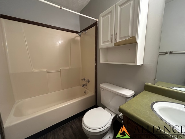 Building Photo - $300 OFF 1st MONTH'S RENT!! Spacious home ...