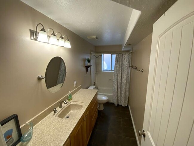 Building Photo - 3 Bedroom 2 Bath Basement Apartment of Sin...