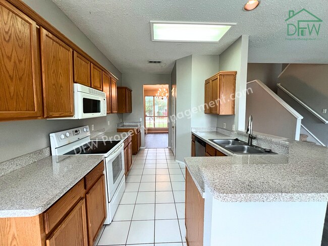 Building Photo - Spacious 5-Bedroom, 3.5-Bathroom Home for Lease in Denton, TX