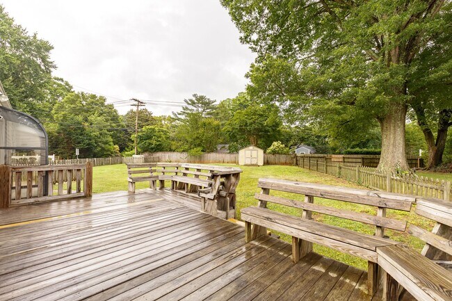 Building Photo - Spacious home located in a great neighborh...
