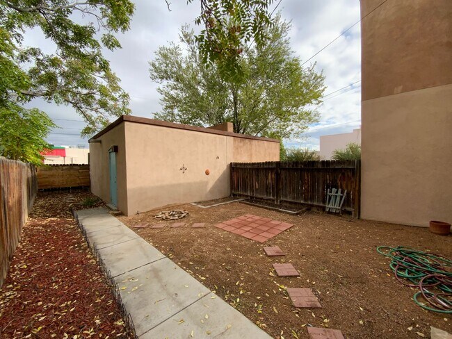 Building Photo - 3 Bedroom Townhome Available Near Albuquer...