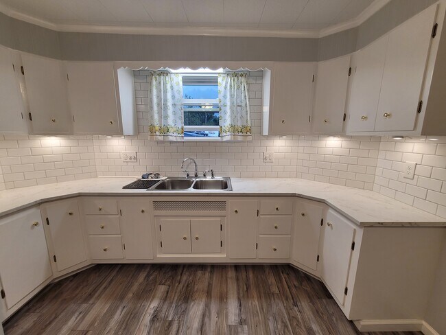 Building Photo - 21 Cook St