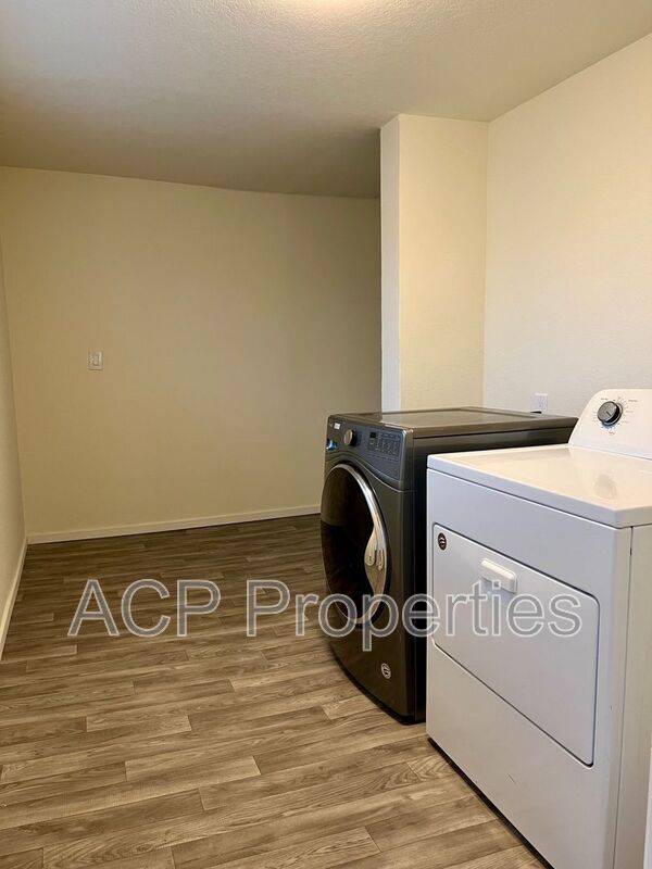 Building Photo - 1585 E Badger Rd