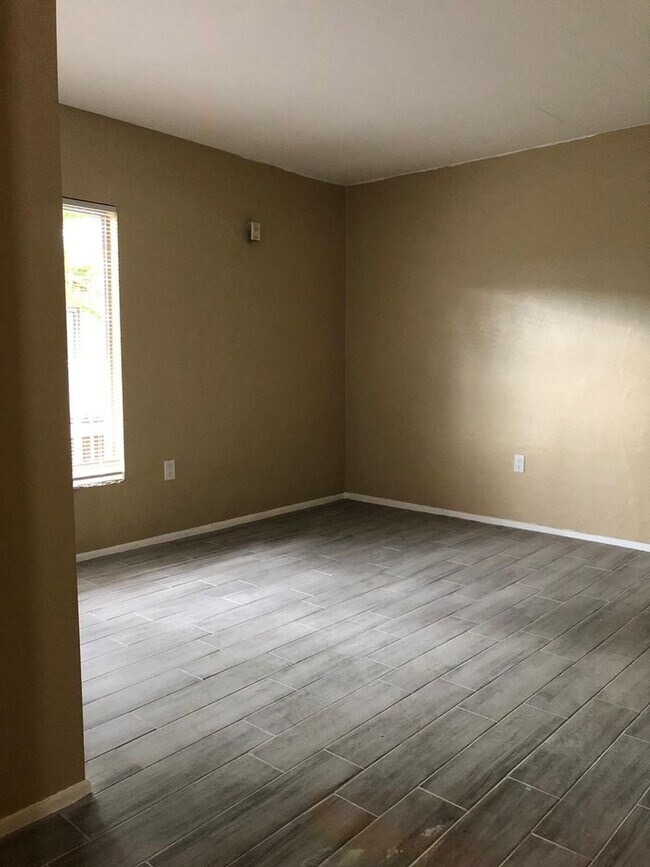 Building Photo - 1830 Maravilla Ave